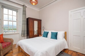 3 slaapkamers, een strijkplank/strijkijzer, wifi, beddengoed