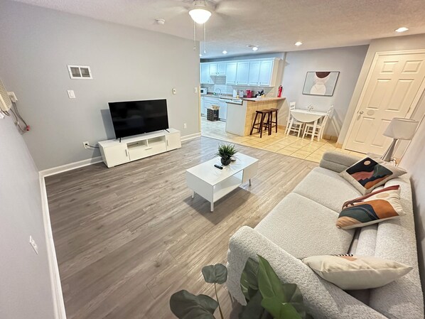 Living area - 13 Pristine Hideaway: 2 bedroom apartment with washer/drier (Franklin)