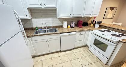 Pristine Hideaway: 2 bedroom apartment with washer/drier in Franklin