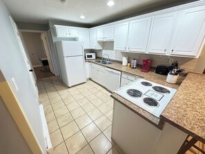 Private kitchen - 13 Pristine Hideaway: 2 bedroom apartment with washer/drier (Franklin)