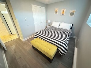 2 bedrooms, iron/ironing board, WiFi, bed sheets - 13 Pristine Hideaway: 2 bedroom apartment with washer/drier (Franklin)