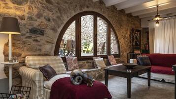 Een televisie en een open haard