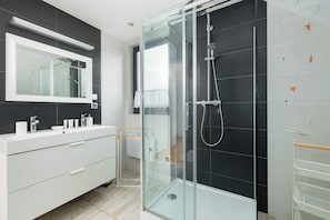 Dusche, Haartrockner, HandtĂŒcher, Shampoo