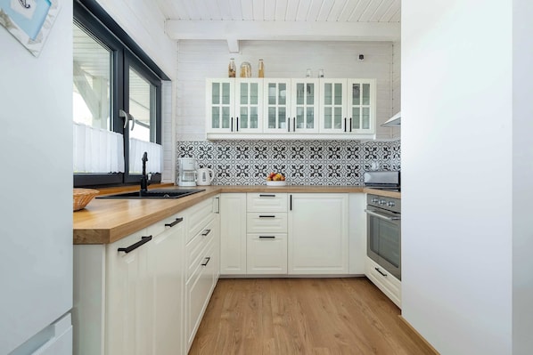 Fridge, oven, stovetop, dishwasher