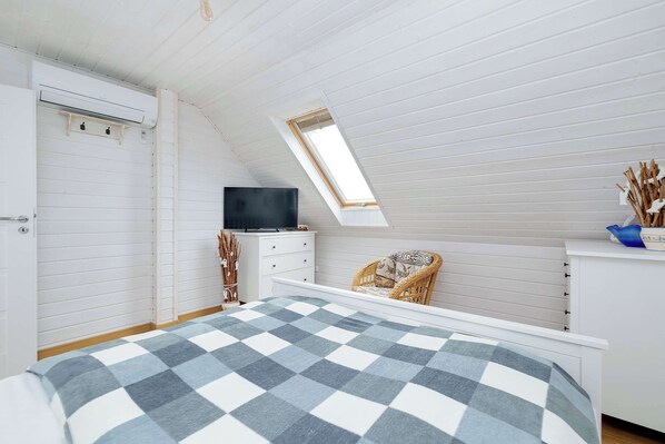 3 bedrooms, desk, iron/ironing board, WiFi