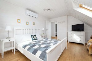 3 bedrooms, desk, iron/ironing board, WiFi