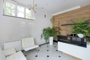 Lobby - Waterlane Vintage Apartament Blisko Stoczni Gdanskiej by Noclegi Renters (Gdańsk)