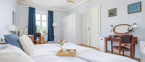 1 slaapkamer, een bureau, een strijkplank/strijkijzer, wifi