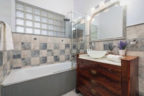 Shower, hair dryer, towels