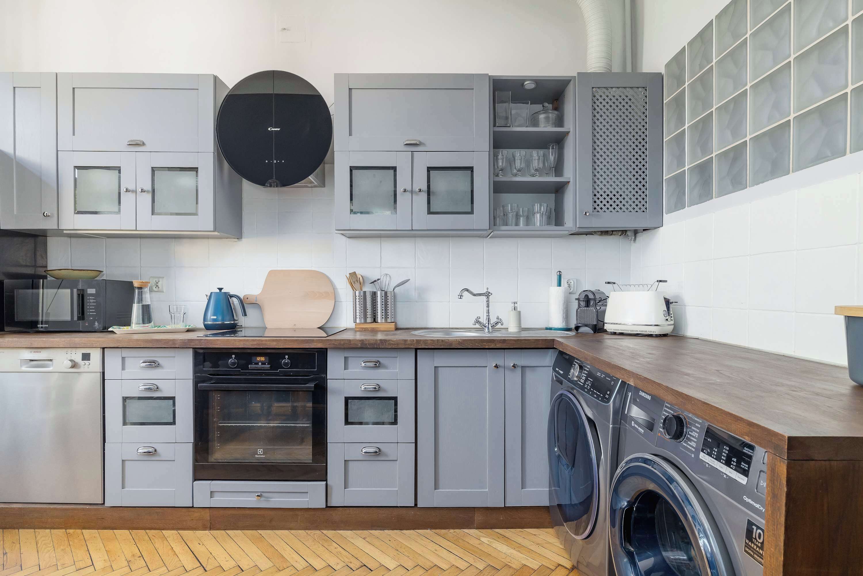 Réfrigérateur, micro-ondes, four, plaque de cuisson