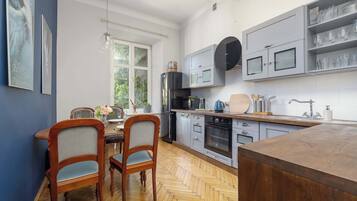 Réfrigérateur, micro-ondes, four, plaque de cuisson