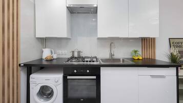 Fridge, oven, stovetop, cookware/dishes/utensils