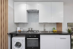 Fridge, oven, stovetop, cookware/dishes/utensils