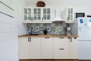 Fridge, microwave, stovetop, dishwasher