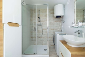 Dusche, Haartrockner, Handtücher