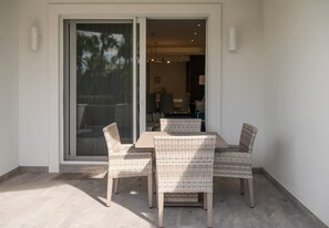 Apartment - Two Bedroom Cable Beach Condo With Patio (Nassau)