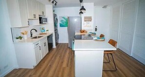 ثلاجة، ميكروويف، فرن، موقد طهي مسطح