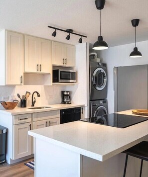 Jääkaappi, mikroaaltouuni, uuni, liesi