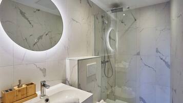 Dusch, hårtork och handdukar