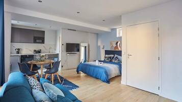 Iron/ironing board, WiFi, bed sheets