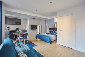 Iron/ironing board, WiFi, bed sheets