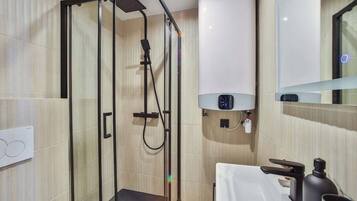 Douche, sĂšche-cheveux, serviettes fournies