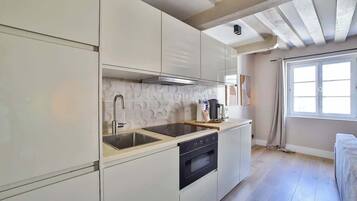 Réfrigérateur, micro-ondes, plaque de cuisson, cafetiÚre/bouilloire