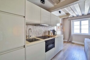 Fridge, microwave, stovetop, coffee/tea maker