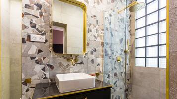 Appartement | Salle de bain | SĂšche-cheveux, serviettes fournies, shampoing