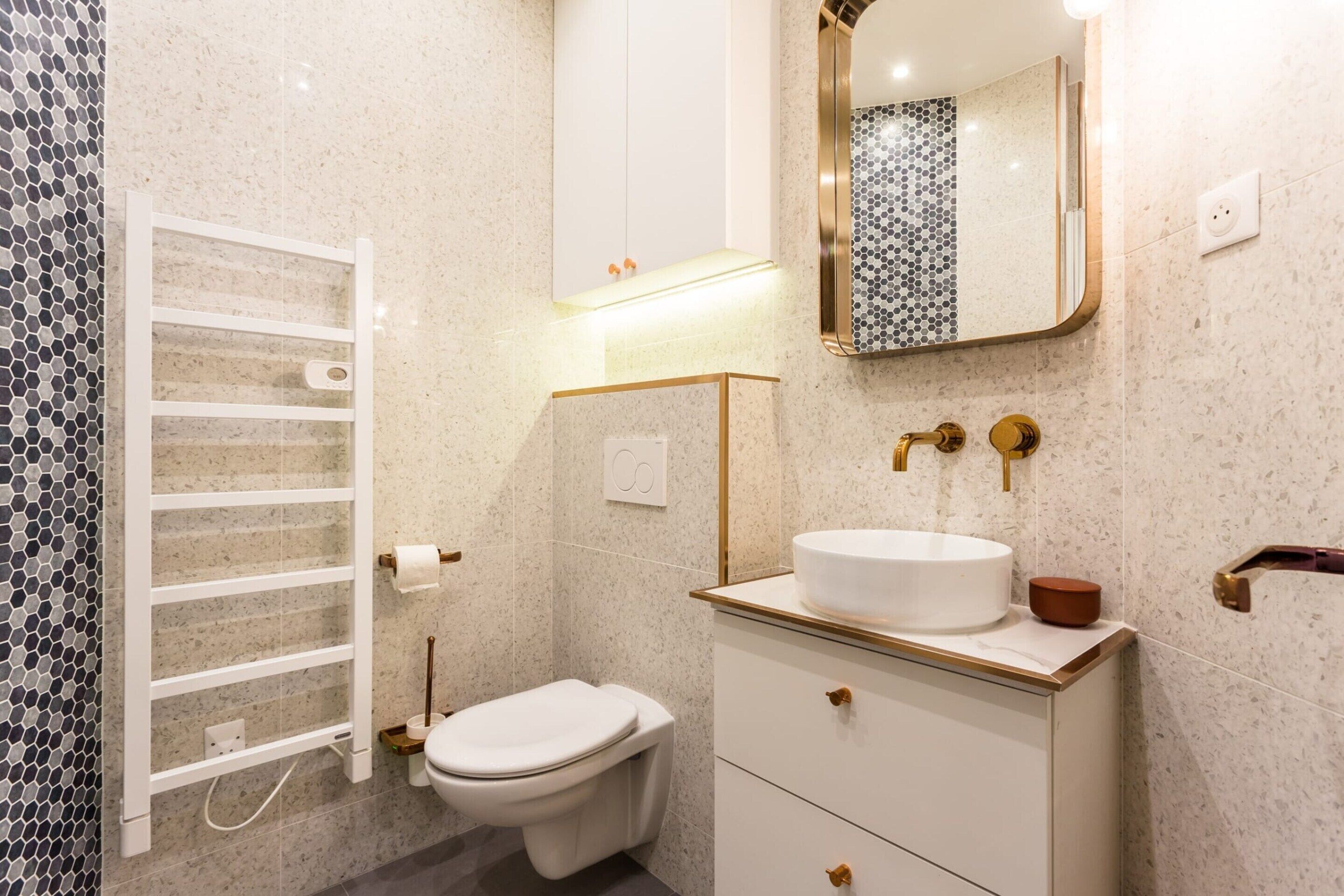 Appartement | Salle de bain | Sèche-cheveux, serviettes fournies, shampoing