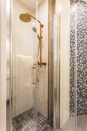 Apartamento | Baño | Secador de pelo, toallas y champú