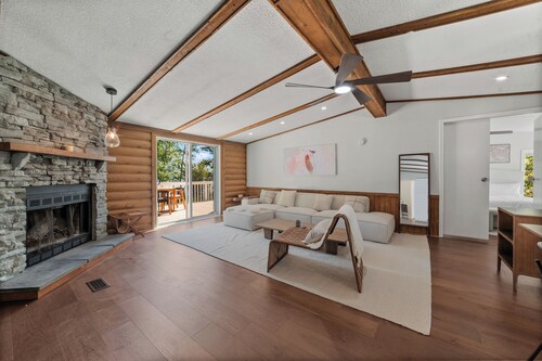 Lakefront 3-Bedroom Retreat on Susan Lake – 5 Mins in Charlevoix