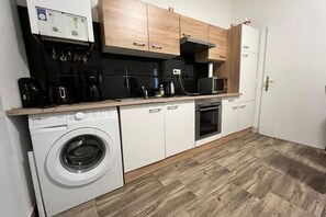 Fridge, microwave, oven, coffee/tea maker
