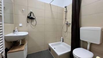 Chuveiro, secador de cabelo, toalhas de banho, sabonete