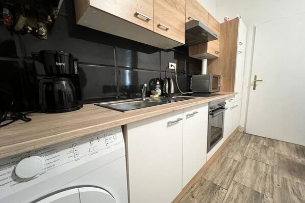 Een koelkast, een magnetron, een oven, een koffiezetapparaat/waterkoker