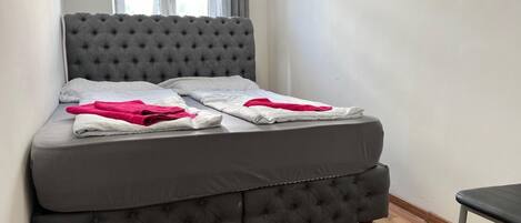 1 habitación, tabla de planchar con plancha, wifi y ropa de cama