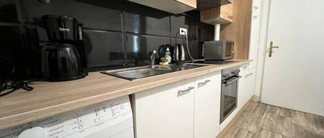 Fridge, microwave, oven, coffee/tea maker