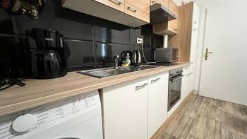 Kühlschrank, Mikrowelle, Ofen, Wasserkocher mit Kaffee-/Teezubehör