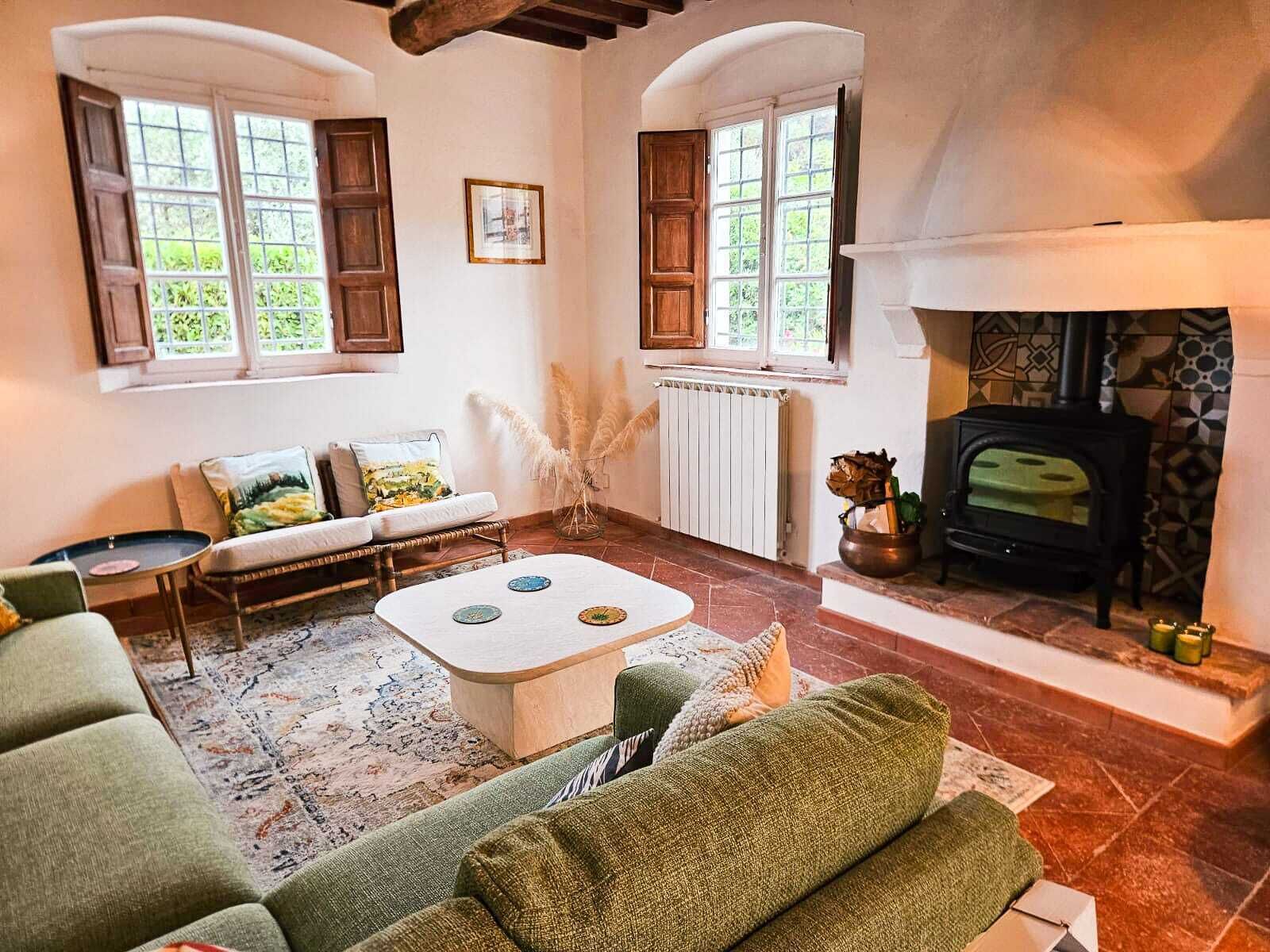 TV connectée, cheminée, livres