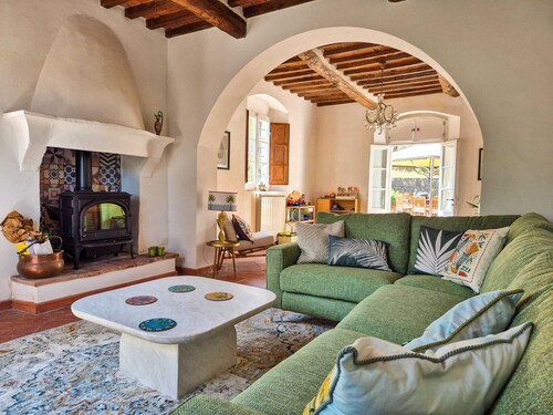 Scenic Family Villa Near Lucca - 5BR, Pool, Outdoor Dining & Space to Unwind.