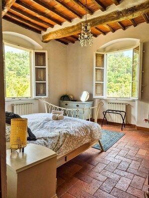 5 bedrooms, iron/ironing board, travel crib, free WiFi - Scenic Family Villa Near Lucca - 5BR, Pool, Outdoor Dining & Space to Unwind. (Fondagno)