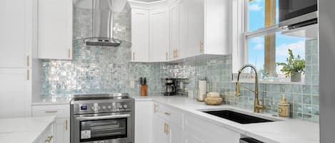 Réfrigérateur, four à micro-ondes, un four, surface de cuisson