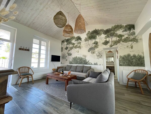 TV - Holiday Home 'La Bohème - Ref 627' with Private Terrace, Private Garden and Wi-Fi (L'Aiguillon-la-Presqu'île)