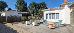 Outdoor dining - Holiday Home 'La Bohème - Ref 627' with Private Terrace, Private Garden and Wi-Fi (L'Aiguillon-la-Presqu'île)