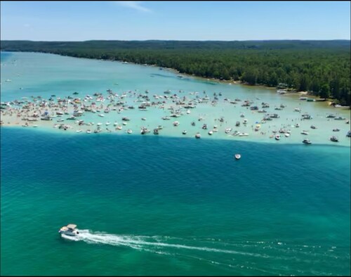 Charming Torch Lake 3-bedroom 1 bath Cabin