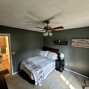 3 chambres, fer et planche à repasser, Wi-Fi, draps fournis