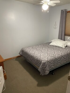 3 bedrooms, iron/ironing board, WiFi, bed sheets - Charming Torch Lake 3-bedroom 1 bath Cabin (Rapid City)