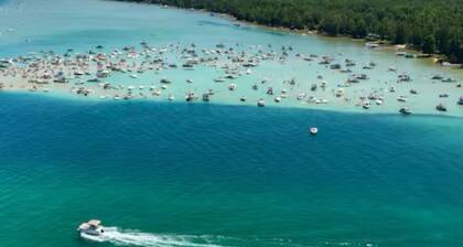 Charming Torch Lake 3-bedroom 1 bath one floor Cabin