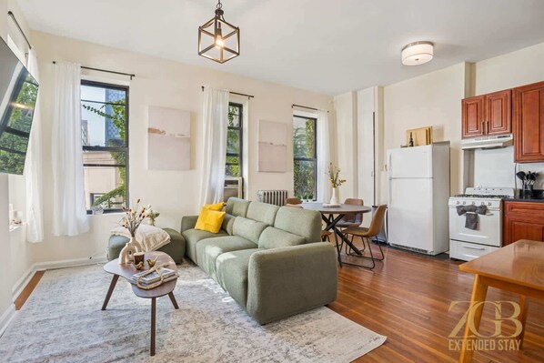 TV, offices - Stylish 2-Bedroom Apartment in the Upper East Side (New York)