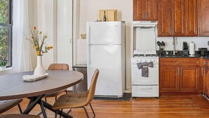 Coffee/tea maker, fridge, oven, stovetop